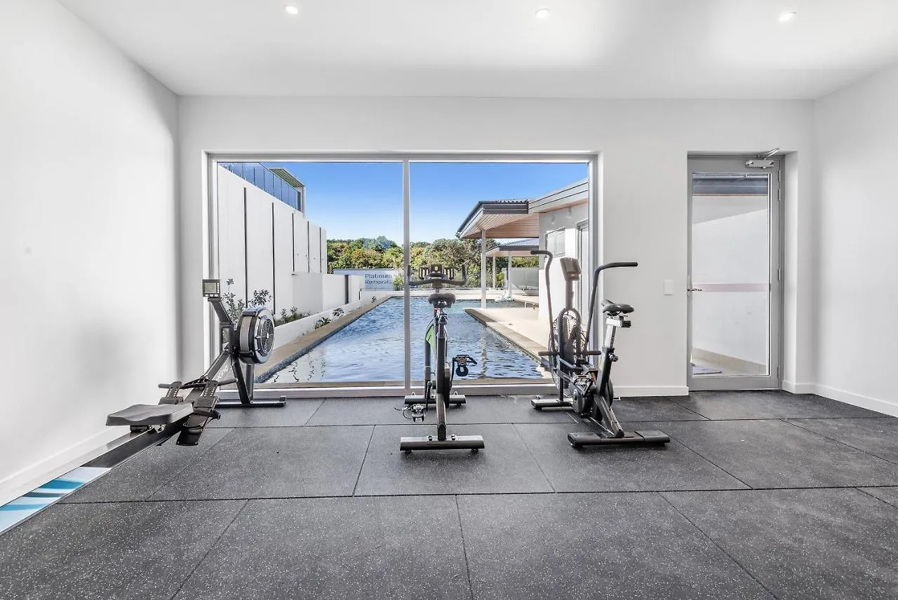 קוואנה ווטרס Breathtaking Beachfront 3 Bedroom Penthouse Bokarina Sunshine Coast אוסטרליה
