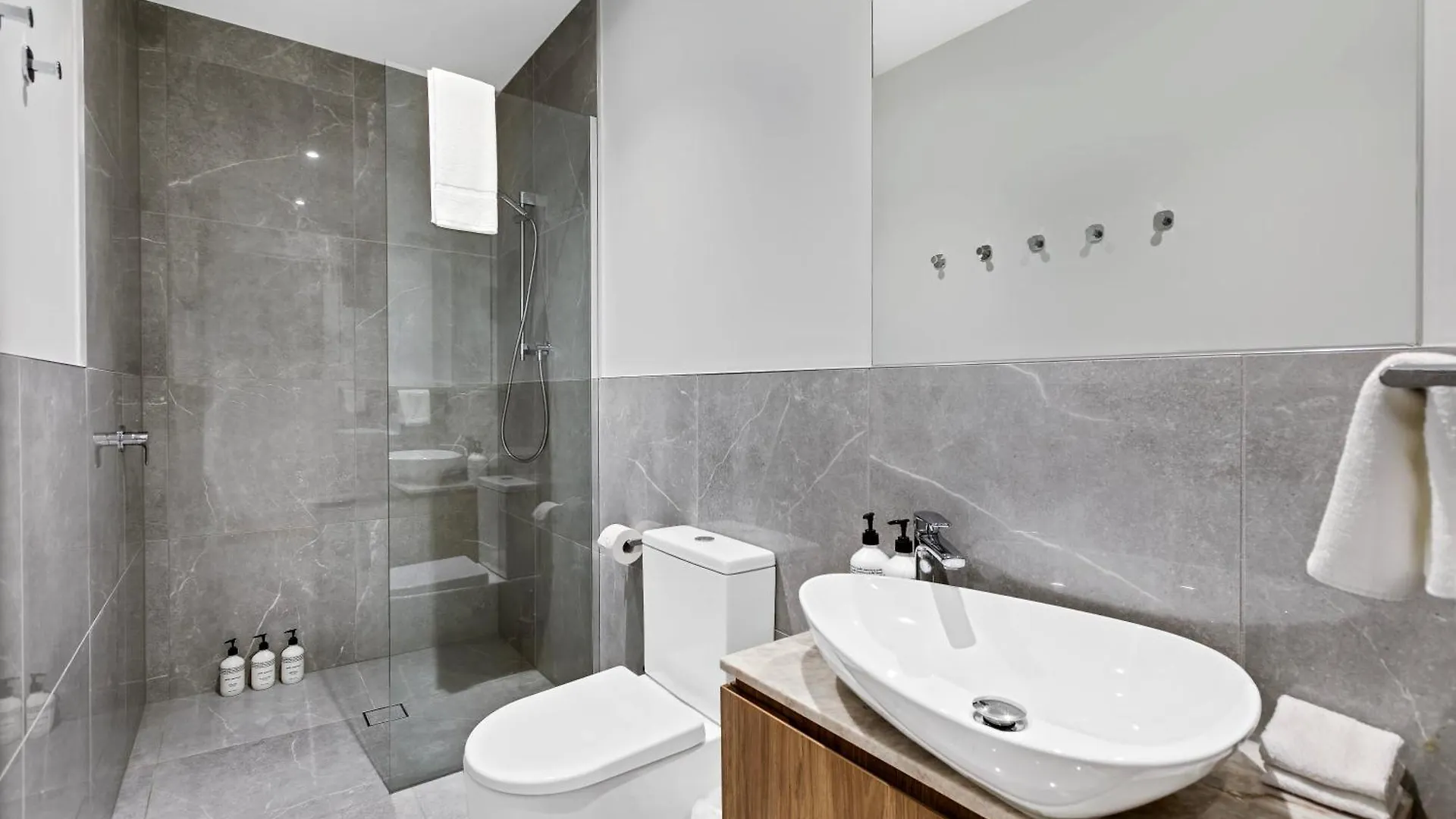 קוואנה ווטרס Breathtaking Beachfront 3 Bedroom Penthouse Bokarina Sunshine Coast אוסטרליה