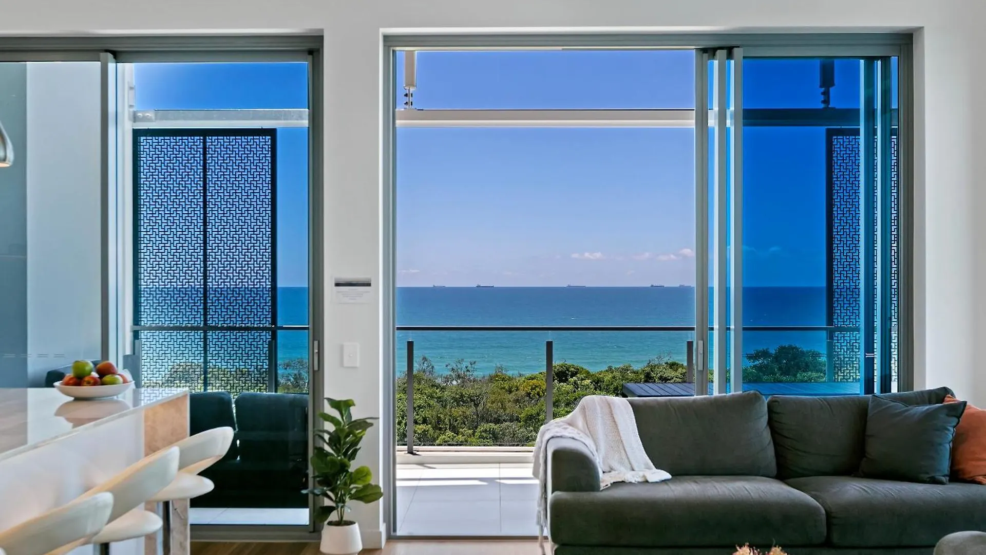 קוואנה ווטרס Breathtaking Beachfront 3 Bedroom Penthouse Bokarina Sunshine Coast דירה