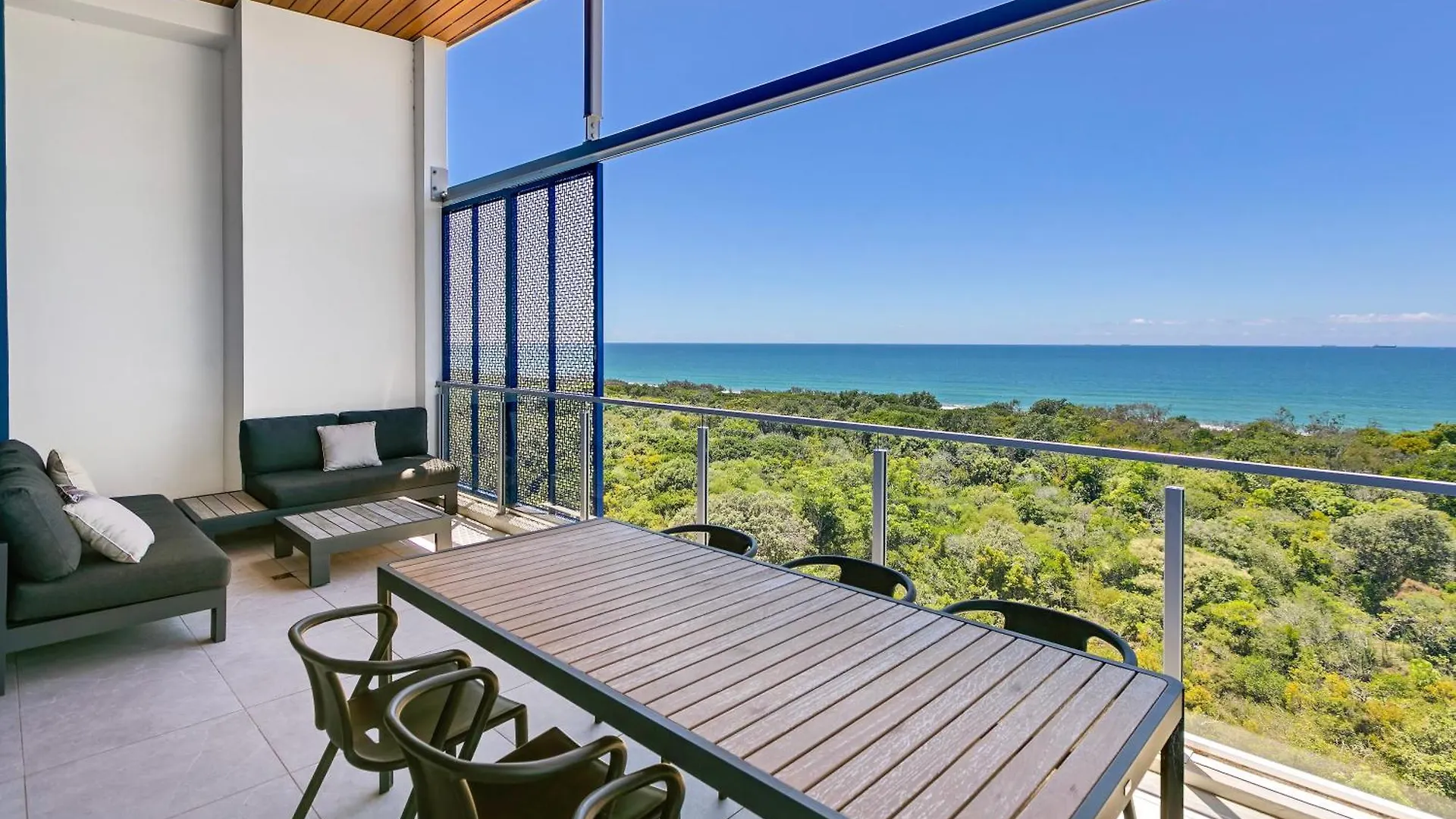 דירה קוואנה ווטרס Breathtaking Beachfront 3 Bedroom Penthouse Bokarina Sunshine Coast אוסטרליה