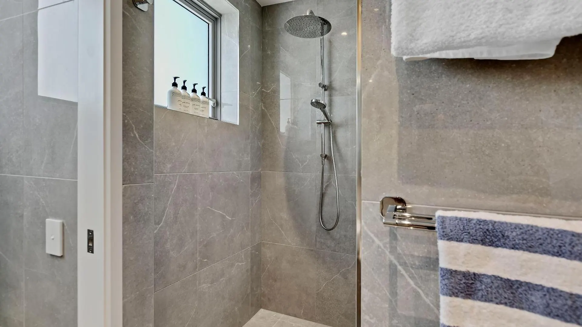 קוואנה ווטרס Breathtaking Beachfront 3 Bedroom Penthouse Bokarina Sunshine Coast דירה קוואנה ווטרס