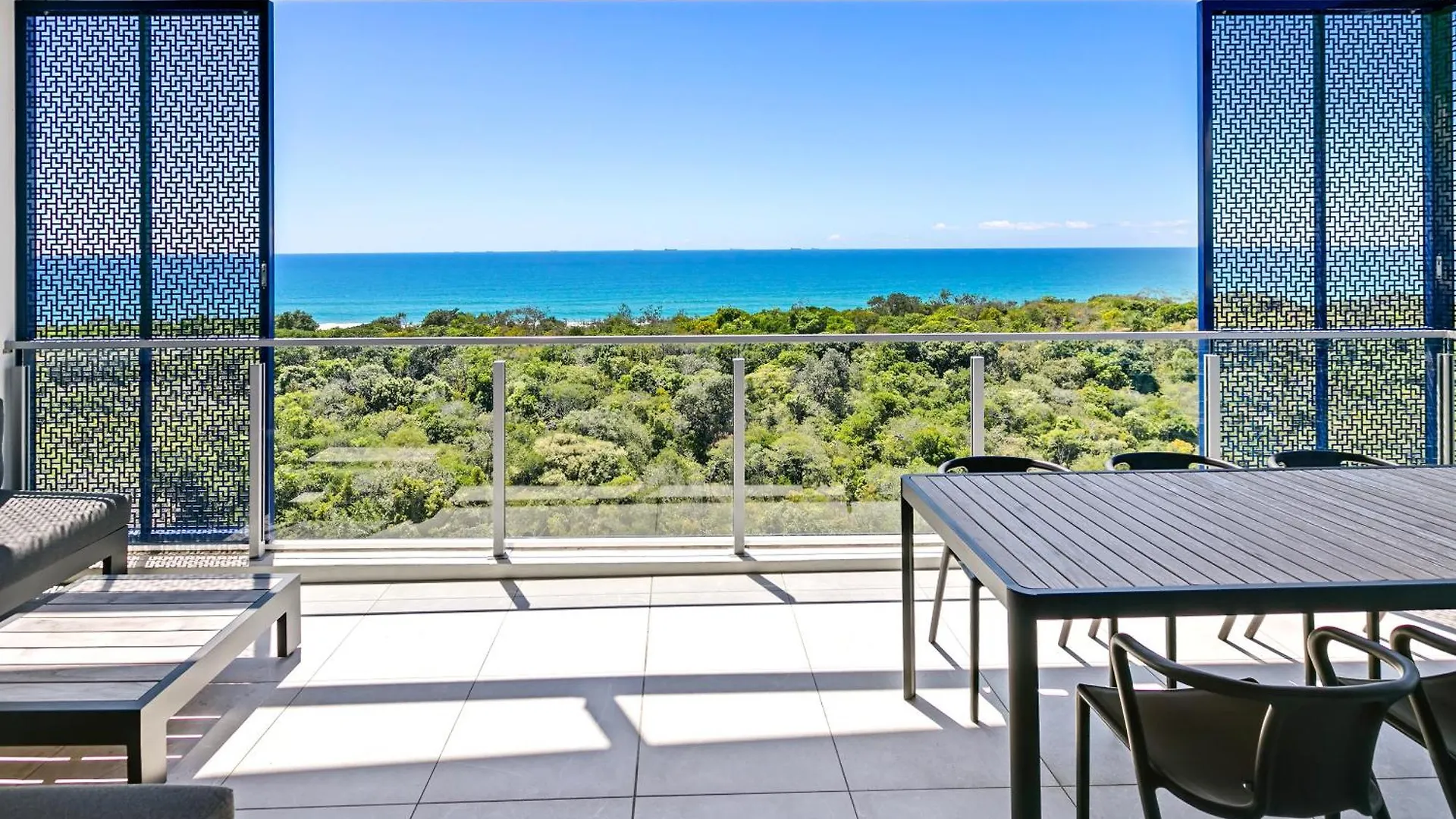 הקונטקטים של Breathtaking Beachfront 3 Bedroom Penthouse Bokarina Sunshine Coast